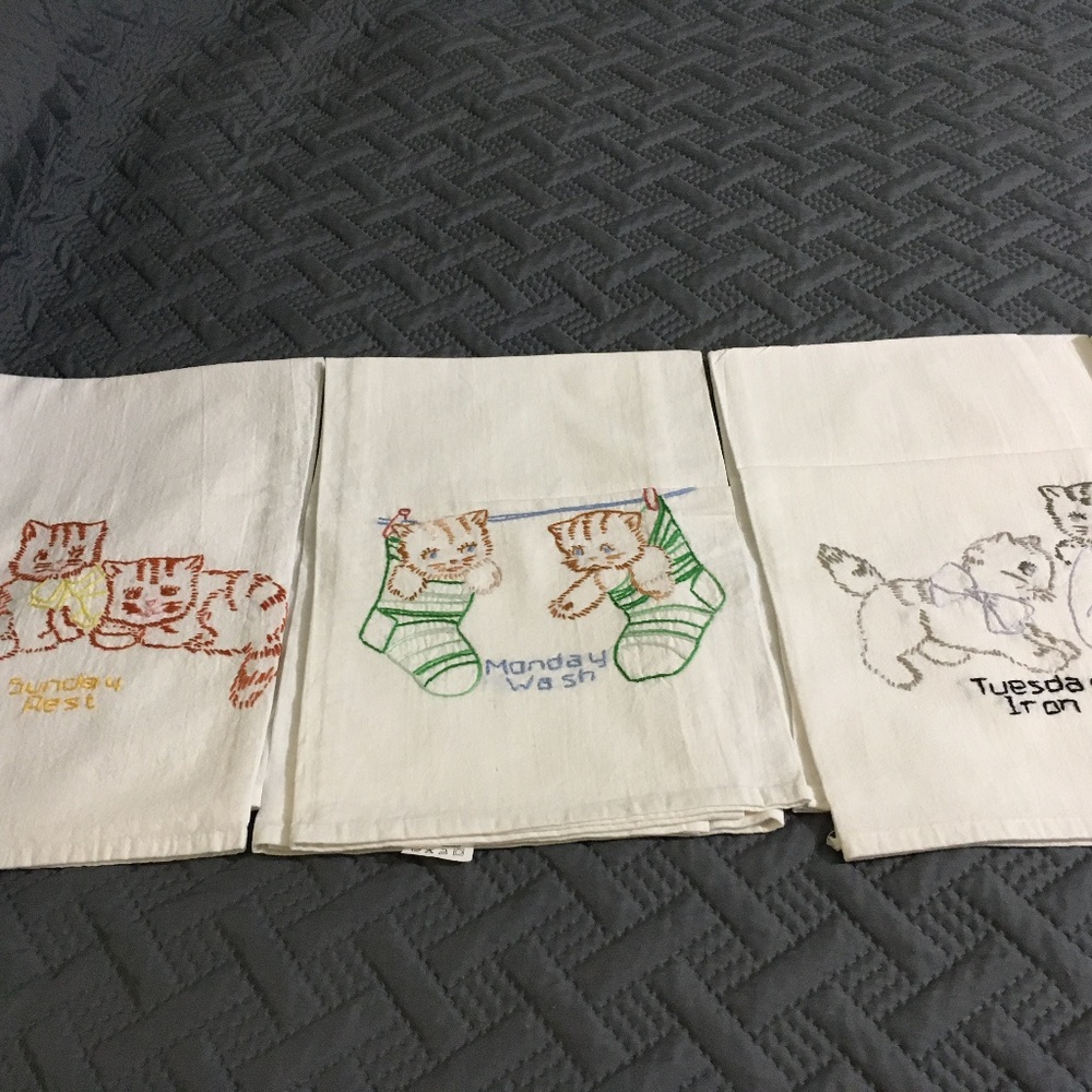 Cat-themed flour sack towels/ Days of the week chores    Great condition